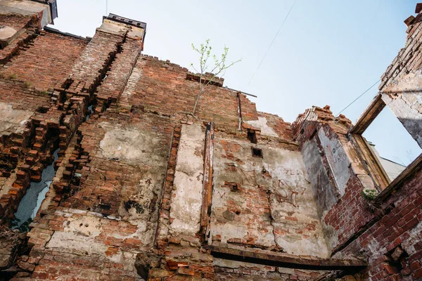 Velho abandonado ruína casa de tijolo vermelho, danificado por terremoto, guerra ou outro desastre natural, destroços de decomposição demolida — Fotografia de Stock