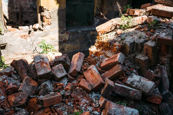 Close-up de uma pilha de tijolos de uma casa destruída com um terremoto — Fotografia de Stock