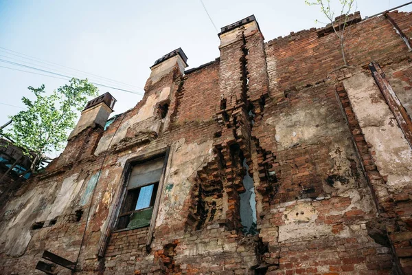 Parede rachada de uma antiga casa abandonada, danificada por um terremoto — Fotografia de Stock