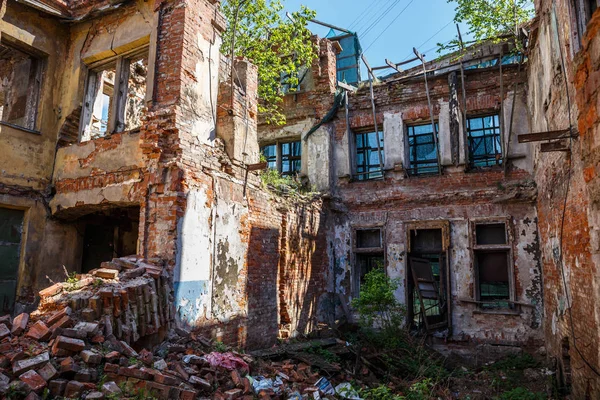 Velho abandonado ruína casa de tijolo vermelho, danificado por terremoto, guerra ou outro desastre natural, destroços de decomposição demolida — Fotografia de Stock