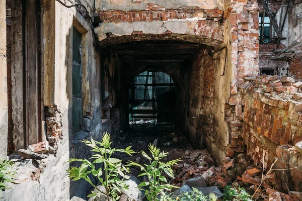 Vieille maison abandonnée en brique rouge ruine, endommagée par un tremblement de terre, une guerre ou une autre catastrophe naturelle, démoli débris de décomposition — Photo