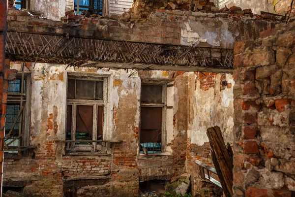 Velho abandonado ruína casa de tijolo vermelho, danificado por terremoto, guerra ou outro desastre natural, destroços de decomposição demolida — Fotografia de Stock