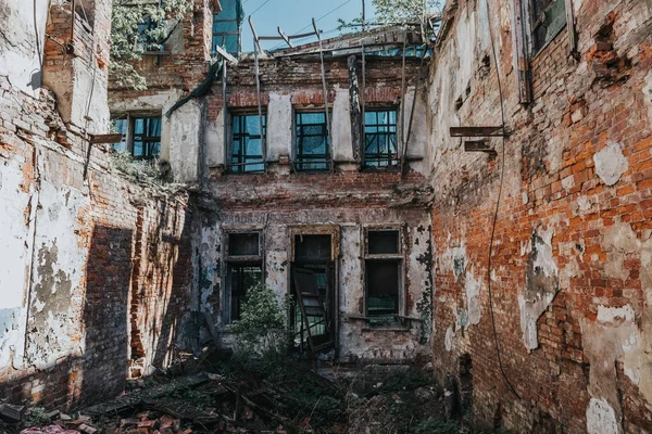 Ruine vechi înfiorătoare ale unei case abandonate cu ziduri rupte — Fotografie, imagine de stoc