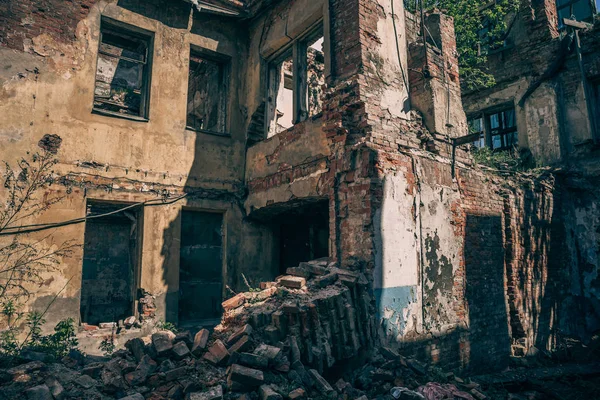 Casa velha arruinada após o desastre poderoso do terremoto — Fotografia de Stock