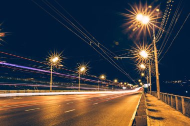 Gece kentsel yolda trafik lambası yollar