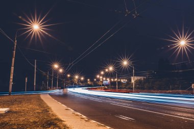 Gece kentsel yolda trafik lambası yollar