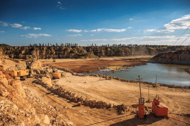 Açık döküm madencilik taş ocağı ile lots-in iş makineleri
