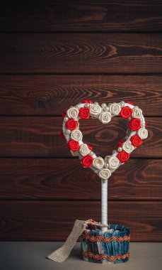 Vintage el yapımı Sevgililer kalp eski rustik ahşap arka plan üzerinde. Dikey görüntü