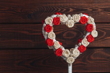 Oyuncak kalp karanlık rustik ahşap arka plan üzerinde. Aşk con St Sevgililer günü sembolü