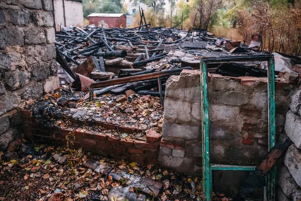 Casa quemada, ruinas del edificio destruido por el fuego, concepto de incendio provocado —  Fotos de Stock