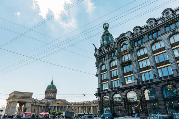 Sint-Petersburg, Rusland - omstreeks juni 2017: Huis van de zanger op de Nevsky Prospekt en de Kazan kathedraal — Stockfoto