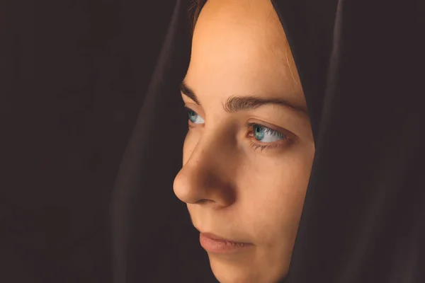 肖像画を間近、ヒジャーブのイスラム教徒の女性 — ストック写真