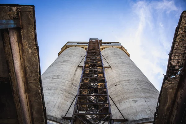 Torres ou tanques de fábrica abandonada de concreto armado — Fotografia de Stock