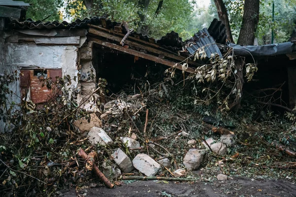 Casa en ruinas, puede ser utilizado como consecuencias de la guerra, terremoto, huracán u otro desastre natural —  Fotos de Stock