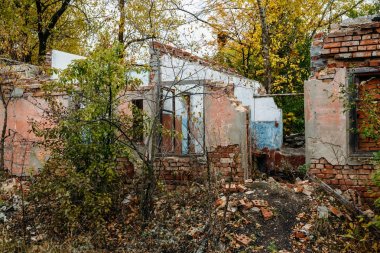 yıkık ev, savaş, deprem, kasırga veya diğer doğal afet sonuçlarını kullanılabilir