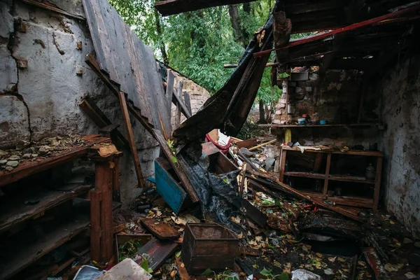 Casa arruinada, pode ser usado como consequências da guerra, terremoto, furacão ou outro desastre natural — Fotografia de Stock
