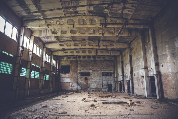 Armazém industrial abandonado na fábrica de tijolos arruinados, interior assustador, perspectiva — Fotografia de Stock