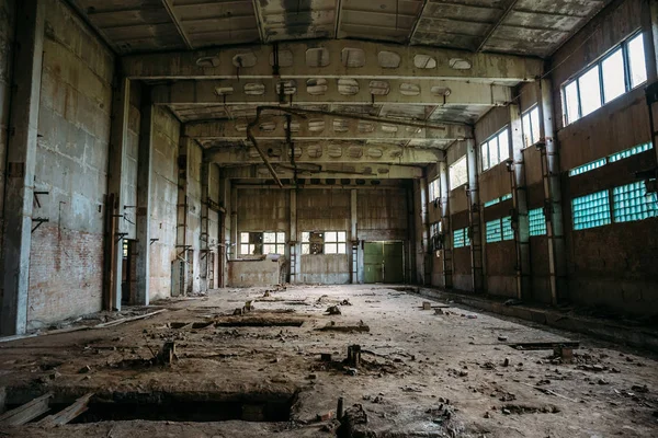 Εγκαταλελειμμένα βιομηχανικά αποθήκη στο εργοστάσιο τούβλων ερειπωμένο, ανατριχιαστικό εσωτερικό, προοπτική — Φωτογραφία Αρχείου