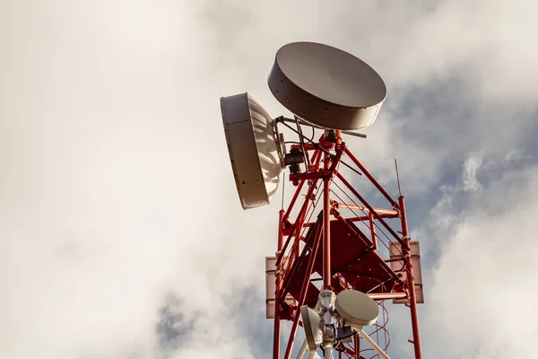 Torre do repetidor da antena, telecomunicação sem fio, espaço da cópia — Fotografia de Stock