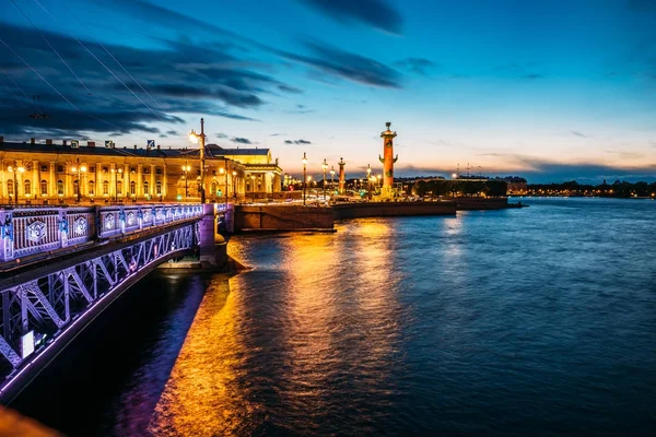 Weiße Nächte in Petersburg, Brücke und Wassiliewski-Insel — Stockfoto