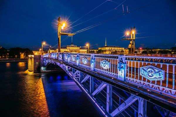 Noční panoráma, Ermitáž, řeky a most v Petrohradě — Stock fotografie