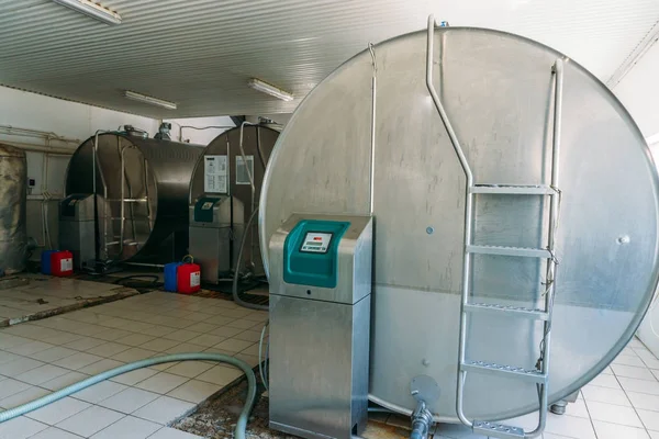 Equipamento na fábrica de laticínios. Tanques de fábrica de laticínios para refrigeração de leite — Fotografia de Stock