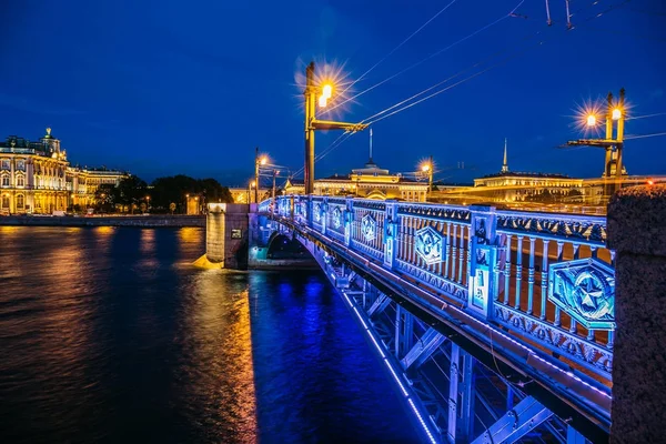 Paisaje nocturno, Ermita, río y puente en San Petersburgo — Foto de Stock