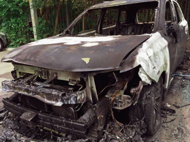 Yanık veya yanmış lüks araba, araba kundaklama tarafından zarar görmüş