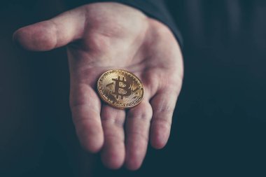 Cryptocurrency altın bitcoin jeton adam el - Kripto para birimi sembolü - elektronik sanal para web bankacılık ve uluslararası ağ ödeme için