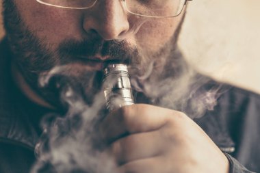 E-sigara mod, buhar bulutu holding Vaping adam