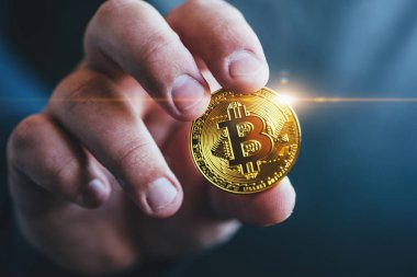 Cryptocurrency altın bitcoin jeton adam el - Kripto para birimi sembolü - elektronik sanal para 