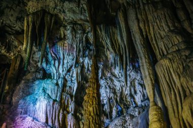 Güzel ışıklı kireçtaşı sarkıt Adygeya metro içinde mağara, speleoloji grotto