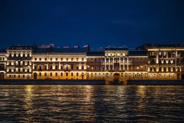 Nacht uitzicht van Sint-Petersburg van de rivier de Neva, gebouwen aan de kade met — Stockfoto