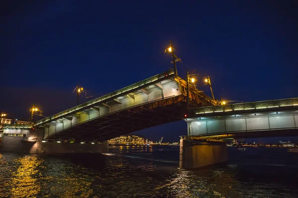 San Petersburgo, puente de puente en la noche, puente levadizo en el río Neva en las noches blancas — Foto de Stock
