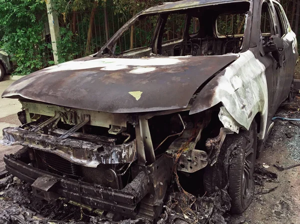 Yanık veya yanmış lüks araba, araba kundaklama tarafından zarar görmüş