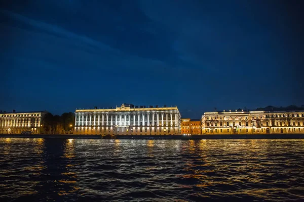Nachtansicht der St. Petersburg von der Newa, Gebäude am Damm — Stockfoto