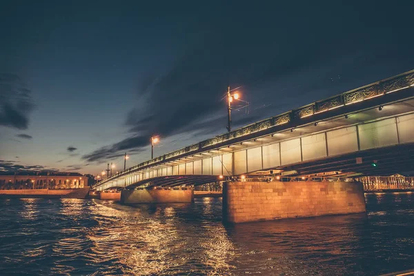 夜の橋のある風景、サンクトペテルブルクのネヴァ川からの眺め — ストック写真