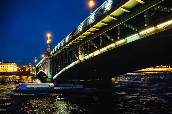 Landschaft mit Brücke bei Nacht, Blick von der Newa in St. Peter — Stockfoto