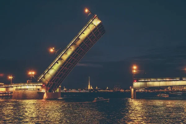 Saint Petersburg, bridging of bridge at night, drawbridge on Neva river at White nights — Stock Photo, Image