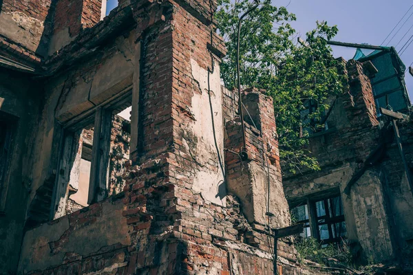 Edifício arruinado, ruínas velhas de casa de tijolo quebrada pela guerra, terremoto ou outro desastre natural. Conceito de construção de demolição — Fotografia de Stock