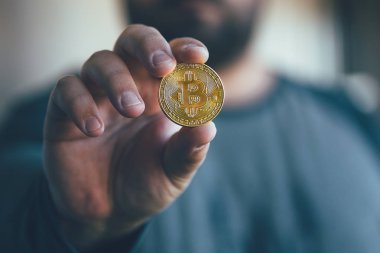 Cryptocurrency altın bitcoin jeton adam el - Kripto para birimi sembolü - elektronik sanal para bankacılık web için