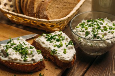 Ev yapımı çiftlik ekmek peynir lor ve yeşil ot ve kabın içinde lor krema ile