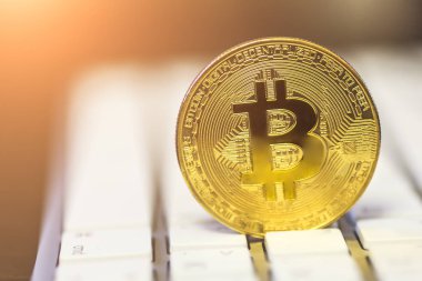 Klavye, kripto-para ve elektronik internet bankacılığı ve yeni para sembolü altın bitcoin