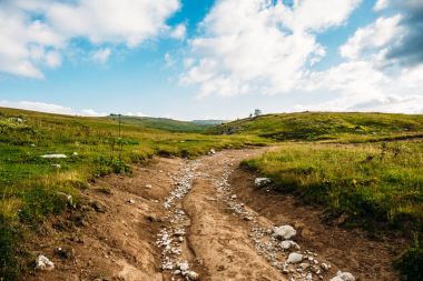 Dağ yolu veya yol Lago - Naki dağlar vadisinde. Hiking kavramı