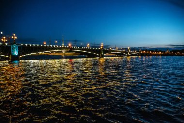 Saint-Petersburg köprüsüyle yaz beyaz gece, Neva nehir ışıklar aydınlatma