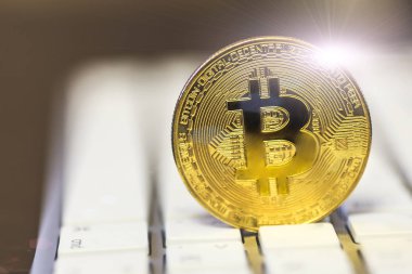 Yeni ağ sanal para - Bitcoin sikke klavye üzerinde. Cryptocurrency finansal kavramı