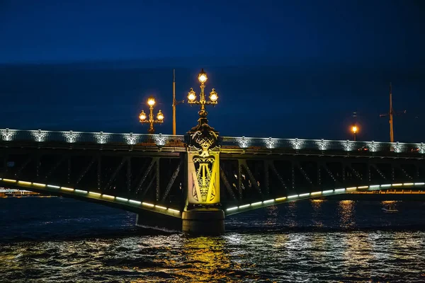 Puente nocturno con iluminación Saint-petersburg — Foto de Stock