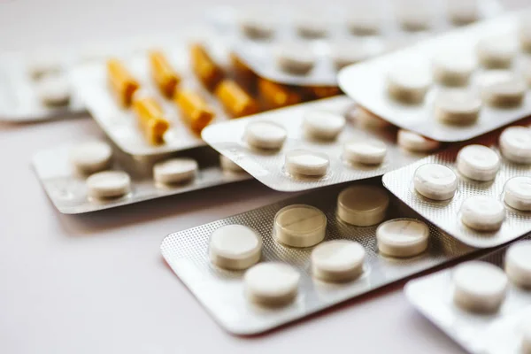 Diferentes medicamentos: tabletas, pastillas en blister, medicamentos medicamentos — Foto de Stock