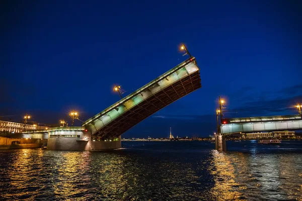 Драфт-мост в Санкт-Петербурге, река Нева, белые ночи, Россия — стоковое фото