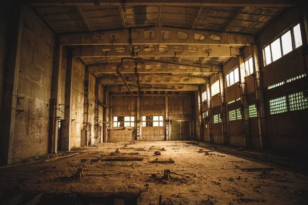 Almacén espeluznante industrial abandonado dentro de un antiguo edificio de fábrica de grunge oscuro —  Fotos de Stock